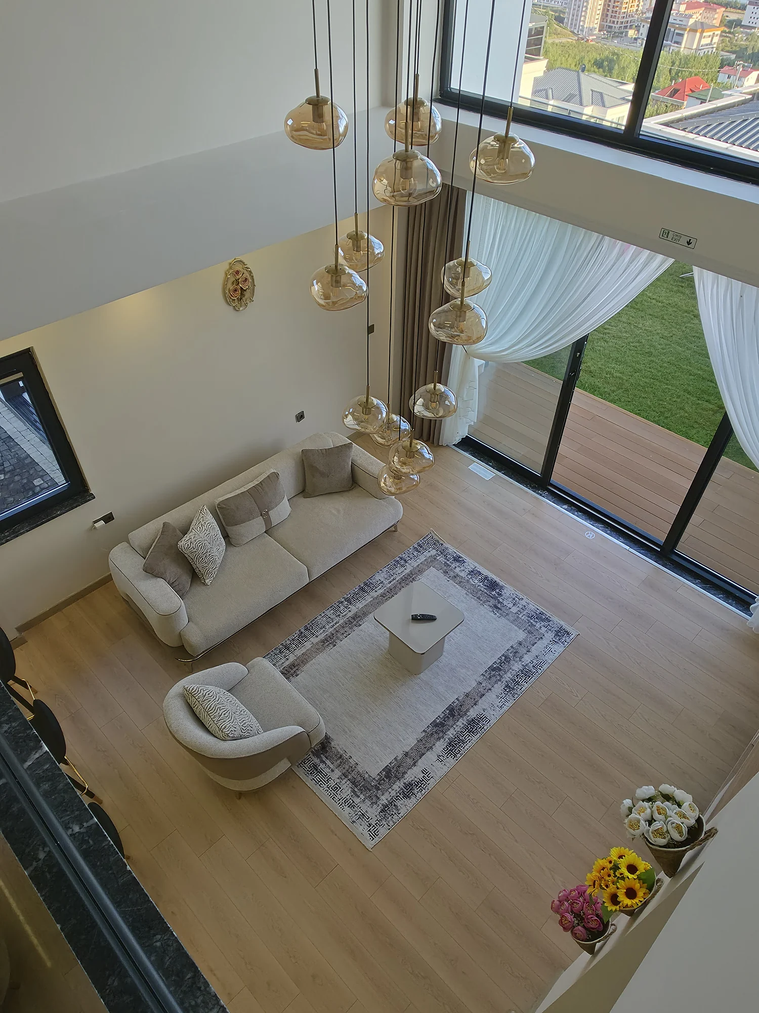 Çift kat yüksekliğindeki cam cepheli salon