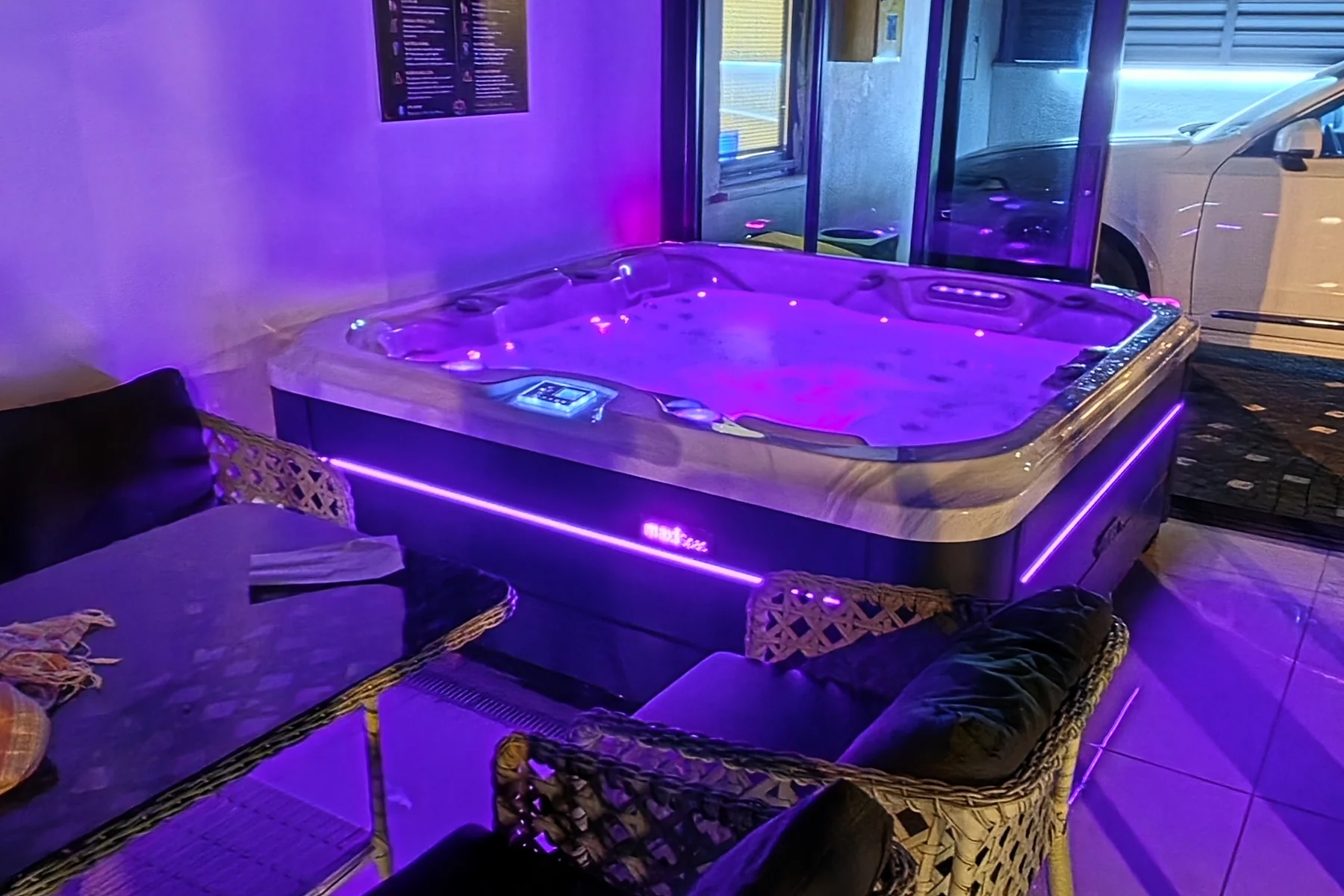 Villa Çelebi I’in LED aydınlatmalı açık jakuzisi, gece